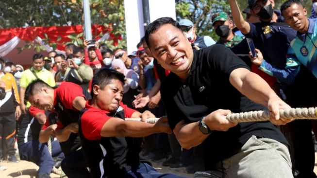 Ketika Wali Kota Eri Cahyadi Ikut Lomba Tarik Tambang Semarakkan HUT ke-77 RI di Surabaya