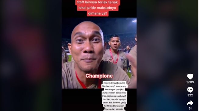 Staf pelatih Bima Sakti, Markus Horison tertangkap kamera teriak local pride saat merayakan keberhasilan Timnas U-16 Indoneisa menjuarai Piala AFF. [TikTok]
