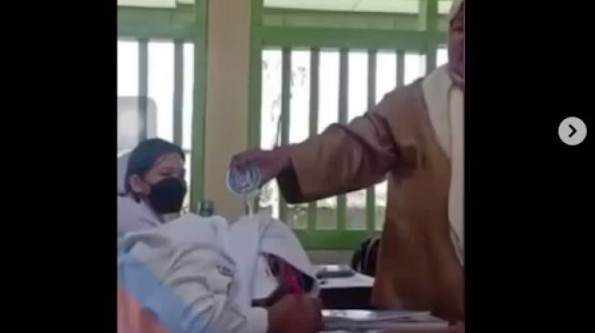 Video Viral Ibu Guru Siram Siswi yang Menulis Tapi Kepalanya Rebah di Meja, Panen Hujatan