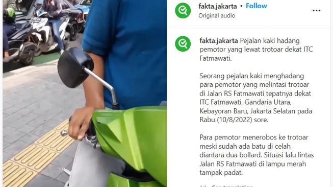 Pejalan kaki menghadang para pemotor yang melintas di trotoar dengan sangat berani (Instagram)