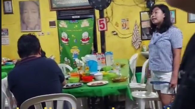 Video Viral Emak-emak Marah Merasa Kursinya di Restoran Direbut, Bapak Tua: Lho Saya Kan Datang Duluan