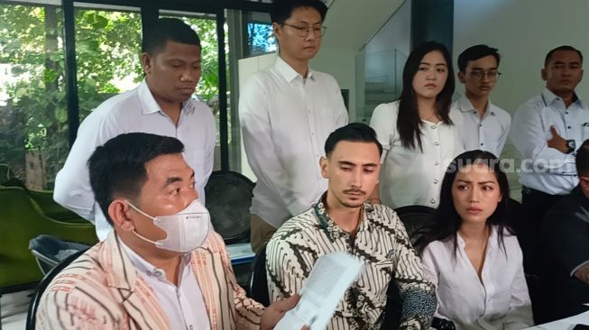 Jessica Iskandar dan Vincent Verhaag bersama tim pengacaranya menggelar konferensi pers terkait penggelapan 11 mobilnya di kawasan Setiabudi, Jakarta Selatan, Sabtu (13/8/2022). [Rena Pangesti/Suara.com]