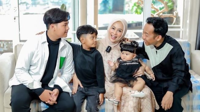 9 Potret Meshwa Anak Bungsu Denny Cagur, Menggemaskan Seperti Boneka