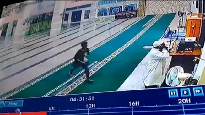 Viral Video Bapak-Bapak Dipukul Pemuda Saat Azan di Masjid, Netizen Murka: Gendeng!