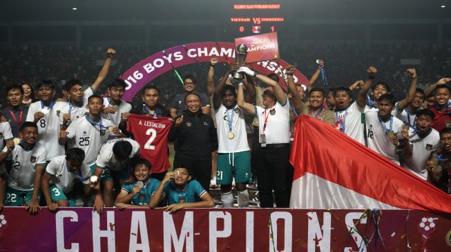 Ikut Angkat Trofi Juara Timnas U-16 Indonesia, Aksi Iwan Bule dan Menpora Malah Disentil Warganet: Norak