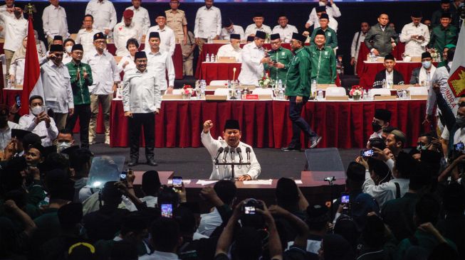 Ketua Umum Partai Gerindra Prabowo Subianto (tengah) menyampaikan pidato kebangsaan saat deklarasi koalisi antara Partai Gerindra dan Partai Kebangkitan Bangsa (PKB) dalam Rapimnas Gerindra di SICC, Sentul, Kabupaten Bogor, Jawa Barat, Sabtu (13/8/2022). [ANTARA FOTO/Yulius Satria Wijaya/nym]