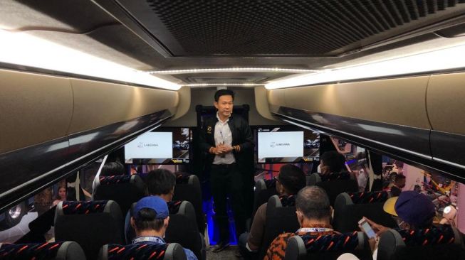 Konferensi pers Laksana Bus di kabin Legacy SR3 Ultimate. Bus ini dirancang khusus dengan fitur Front Under-run Protection Systems (FUPS) yang telah mengikuti uji ketahanan standar kendaraan bus negara-negara Uni Eropa [Laksana].