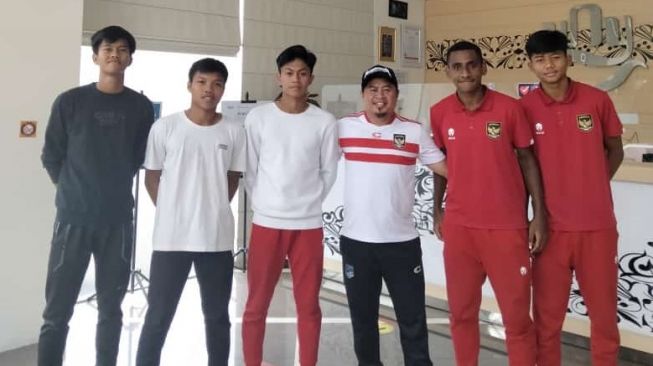 Kafiatur Rizky bertemu ayahnya dan berfoto bareng pemain timnas Indonesia U-16. (Dok. Ayah Kafiatur)