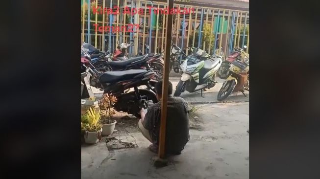 Halaman depan rumah dipakai untuk parkir pengunjung sekolah (TikTok)