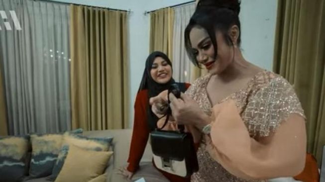 Artis dapat kado ultah tas mewah (YouTube/AH)