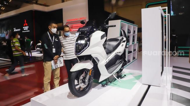 Pengunjung melihat kendaraan yang dipamerkan dalam gelaran GAIKINDO Indonesia International Auto Show (GIIAS) 2022 di Indonesia Convention Exhibition (ICE) BSD, Serpong, Tangerang, Banten, Sabtu (13/8/2022). [Suara.com/Alfian Winanto]