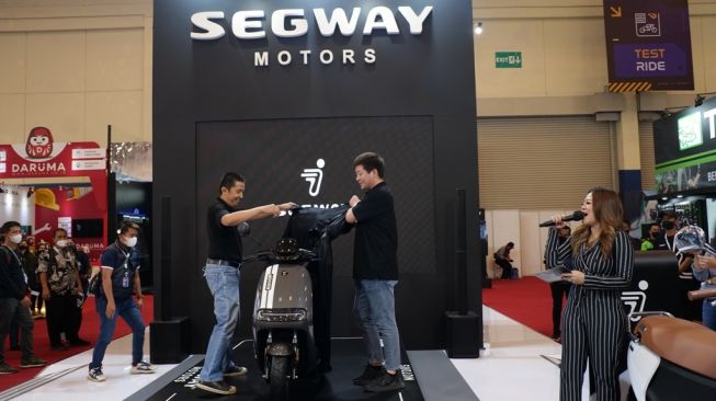 Segway meluncurkan empat motor listriknya, yaitu Segway N90C, Segway N100, Segway E110L, serta Segway E200P di GIIAS 2022 [GAIKINDO/Seven Events].