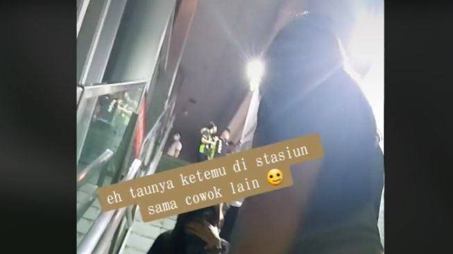 Video Viral Suami Pergoki Istri Jalan dengan Lelaki Lain di Stasiun, Selingkuhannya Malah Marah