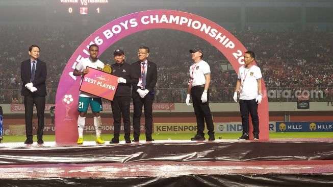 Kapten timnas Indonesia U-16 2022, Iqbal Gwijangge saat menerima penghargaan Pemain Terbaik. (Suara.com/Arif Budi)