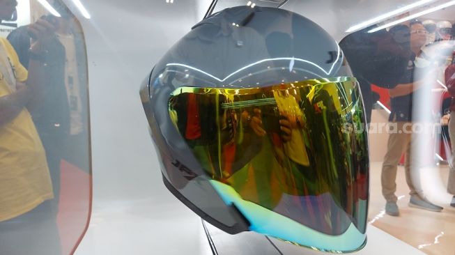 Helm terbaru dari JPX dijual mulai Rp 700 ribu di GIIAS 2022 [Suara.com/Manuel Jeghesta Nainggolan].