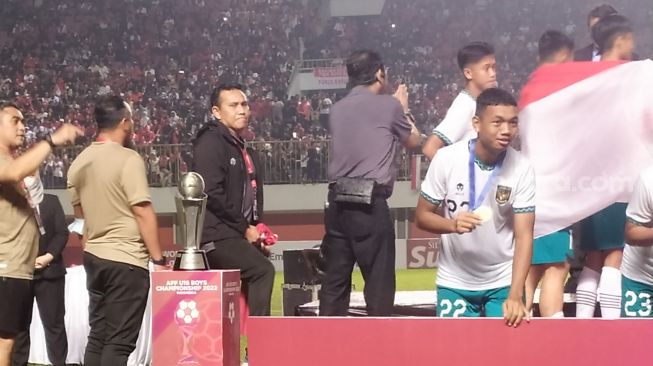 The Indonesian U-16 national team coach, Bima Sakti won the first trophy as a coach.  (Suara.com/Arif Budi)