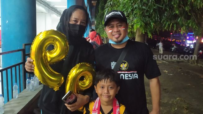 Keluarga Kafiatur Rizky yang hadir langsung mendukung anaknya bertanding di Stadion Maguwoharjo, Sleman pada Jumat (12/8/2022). (Suara.com/Arif Budi)