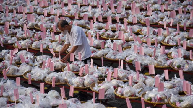 Warga etnis Tionghoa mempersiapkan persembahan pada perayaan Hungry Ghost Festival di Vihara Gunung Timur Medan, Kota Medan, Sumatera Utara, Jumat (12/8/2022). [ANTARA FOTO/Fransisco Carolio/Ief/rwa]