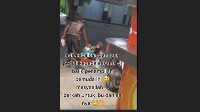 Beri Makanan Ke Gelandangan, Anak Punk Ini Viral Banjir Pujian Netizen: Jangan Lihat Penampilannya