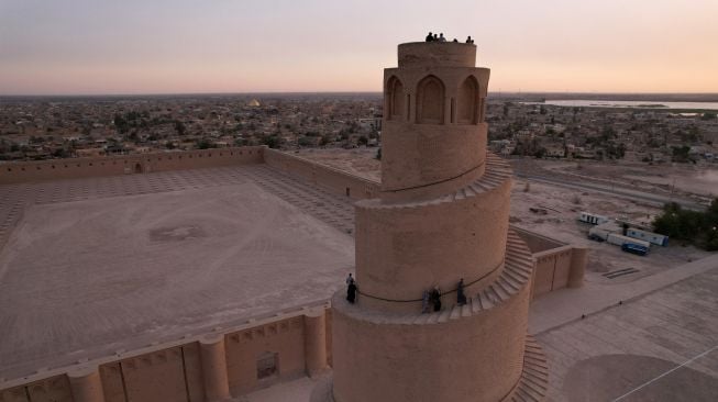 Pemandangan dari udara menunjukkan kemegahan Menara Spiral Malwiya yang berada di kompleks Masjid Agung Samarra, Baghdad, Irak, Selasa (26/7/2022). [Ismail ADNAN/AFP]