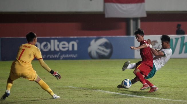 Pemain Timnas Indonesia U-16 Muhammad Kafiatur Rizky (kanan) berusaha menerobos pertahanan Timnas Vietnam U-16 saat laga final AFF U-16 2022 di Stadion Maguwoharjo, Depok, Sleman, D.I Yogyakarta, Jumat (12/8/2022). [ANTARA FOTO/Andreas Fitri Atmoko/rwa]