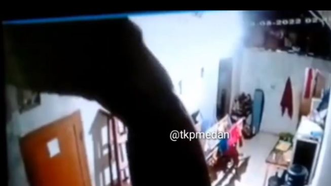 Viral Video Detik-detik Perampok di Sumut Telanjangi, Ikat dan Perkosa Ibu Muda di WC