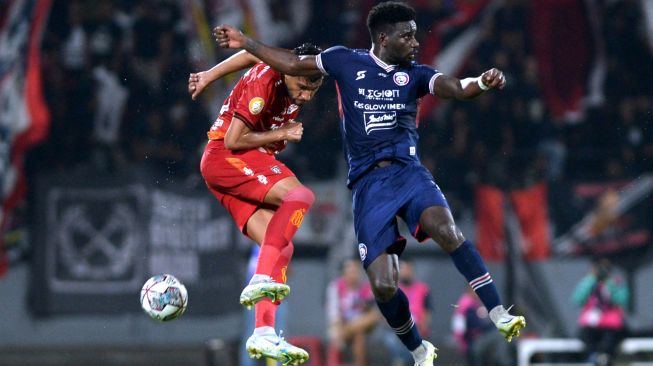 Pesepak bola Arema FC Abel Issa Camara (kanan) berebut bola dengan pesepak bola Bali United Willian Pacheco (kiri) saat pertandingan Liga 1 di Stadion Kapten I Wayan Dipta, Gianyar, Bali, Sabtu (13/8/2022). [ANTARA FOTO/Fikri Yusuf/aww]