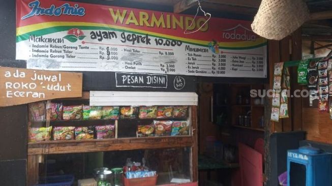 Warung Indomie Roda Dua di Jalan Mertoyudan 1, Kabupaten Megelang menyasar pelanggan pelajar dan mahasiswa. Sajian mie instan menjadi andalah warga berkantong tipis. [Suara.com/ Angga Haksoro Ardi]