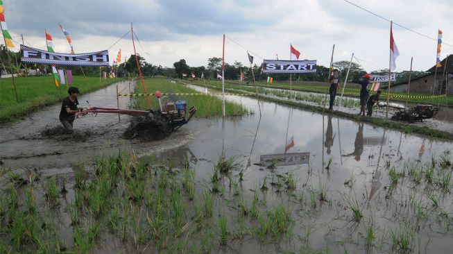 Peserta beradu kecepatan saat mengikuti perlombaan balap traktor di Karangduren, Kebonarum, Klaten, Jawa Tengah, Minggu (14/8/2022). [ANTARA FOTO/Aloysius Jarot Nugroho/hp]