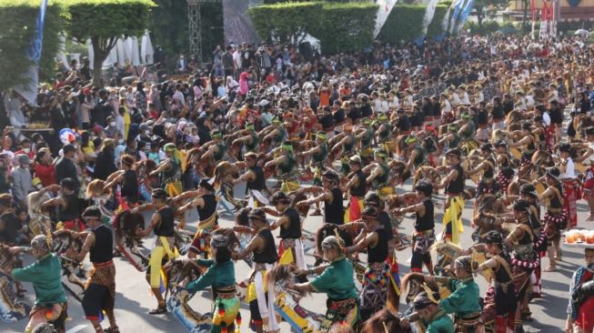 Istri Gubernur Jateng Menari di Simpang Lima Bersama Para Seniman, Kemana Gubernur Ganjar?