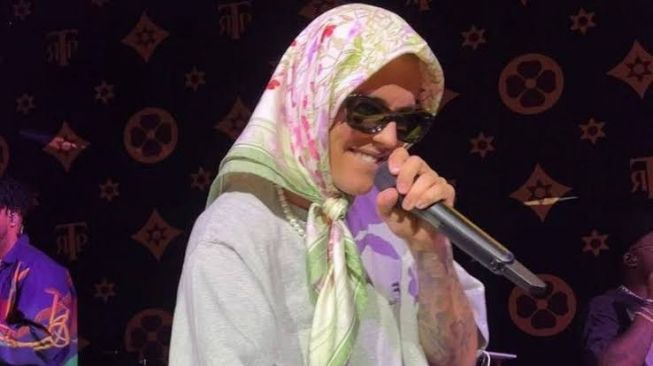 Justin Bieber pakai scarf (Twitter/@OHMYV3NUS)