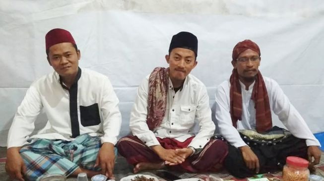 Ketum Perdunu, Abdul Fatah Hasan bersama anggotanya [Suara.com/Achmad Hafid Nurhabibi].