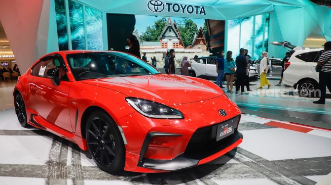 Pengunjung mengamati mobil Toyota All New GR86 yang dipamerkan pada ajang pameran otomotif Gaikindo Indonesia International Auto Show (GIIAS) 2022 di Indonesia Convention Exhibition (ICE) BSD, Serpong, Tangerang, Banten, Sabtu (14/8/2022). [Suara.com/Alfian Winanto]