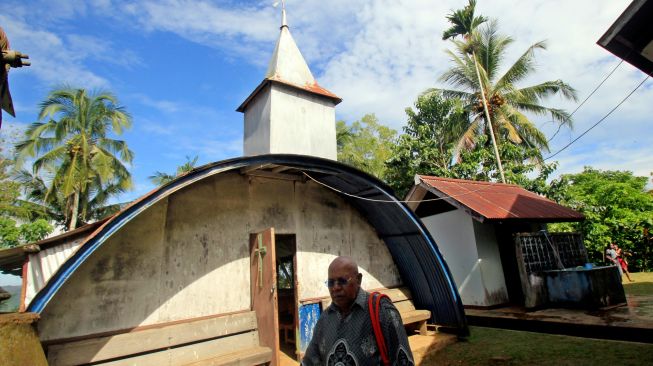 Seorang warga berjalan di depan Gereja kristen Indonesia (GKI) Bukit Zaitun Skyland Kota, Jayapura, Papua, Minggu (14/8/2022). [ANTARA FOTO/Gusti Tanati/app/tom]