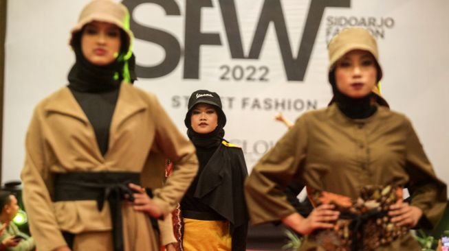 Model memperagakan busana saat Sidoarjo Fashion Week (SFW) di Favehotel Sidoarjo, Jawa Timur, Sabtu (13/8/2022). [ANTARA FOTO/Umarul Faruq/aww]