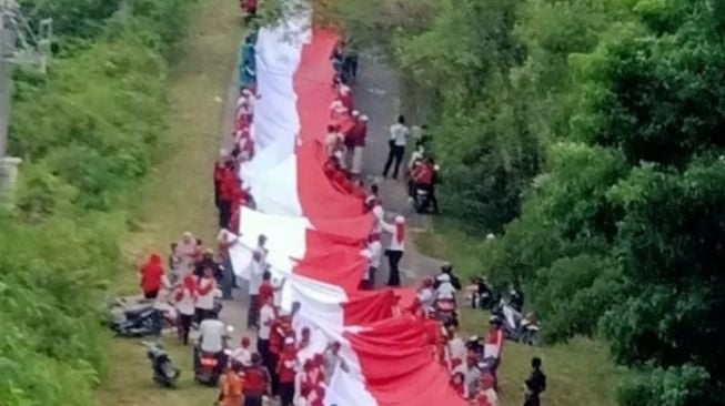 Bendera Merah Putih Sepanjang 2.500 Meter di Jambi Pecahkan Rekor MURI