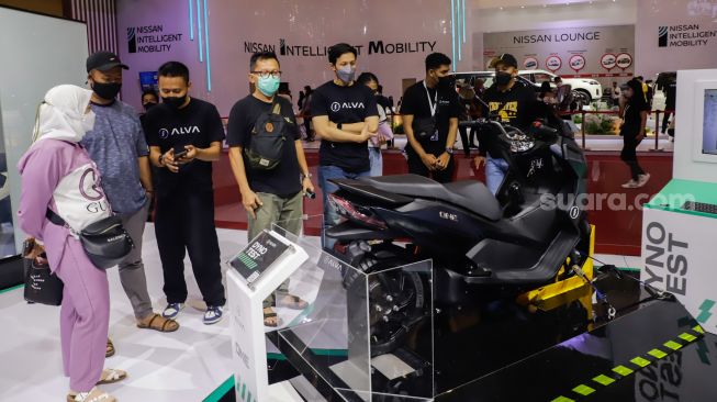 Pengunjung mengamati motor listrik Alva One yang dipamerkan pada ajang pameran otomotif Gaikindo Indonesia International Auto Show (GIIAS) 2022 di Indonesia Convention Exhibition (ICE) BSD, Serpong, Tangerang, Banten, Sabtu (13/8/2022). [Suara.com/Alfian Winanto]