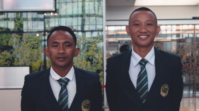 Wasit Abdul Hakim Mohd Haidi (kanan) senang pimpin laga di Indonesia. (Dok. FABD)