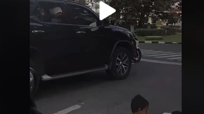 Video Viral 2 Anak Orang Kaya Terpana dari Dalam Mobil Lihat 2 Anak Pemulung Bermain