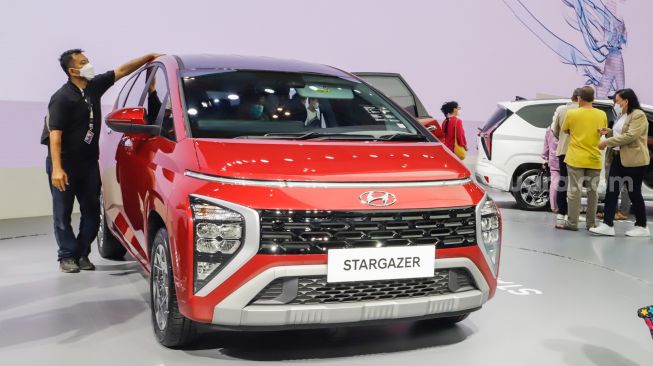 Pengunjung mengamati mobil Hyundai Stargazer yang dipamerkan pada ajang pameran otomotif Gaikindo Indonesia International Auto Show (GIIAS) 2022 di Indonesia Convention Exhibition (ICE) BSD, Serpong, Tangerang, Banten, Sabtu (14/8/2022). [Suara.com/Alfian Winanto]