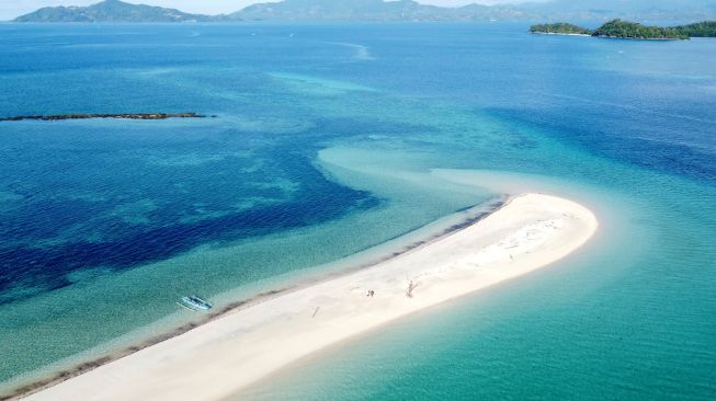 Foto aerial Pulau Bugisa di Kecamatan Ponelo Kepulauan, Kabupaten Gorontalo Utara, Gorontalo, Jumat (12/8/22). [ANTARA FOTO/Adiwinata Solihin/rwa]
