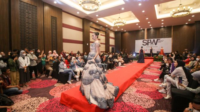 Model memperagakan busana saat Sidoarjo Fashion Week (SFW) di Favehotel Sidoarjo, Jawa Timur, Sabtu (13/8/2022). [ANTARA FOTO/Umarul Faruq/aww]