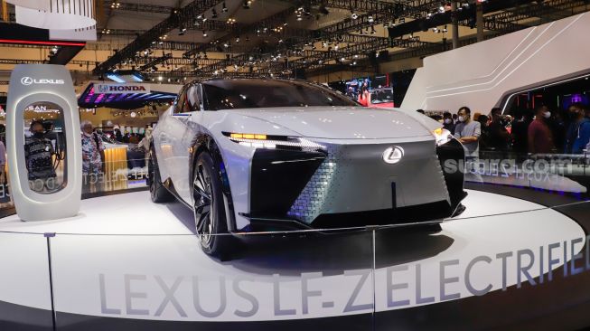 Pengunjung mengamati mobil listrik Lexus LF-Z Electrified yang dipamerkan pada ajang pameran otomotif Gaikindo Indonesia International Auto Show (GIIAS) 2022 di Indonesia Convention Exhibition (ICE) BSD, Serpong, Tangerang, Banten, Sabtu (13/8/2022). [Suara.com/Alfian Winanto]