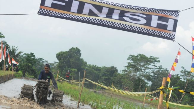 Intip Keseruan Lomba Balap Traktor di Klaten