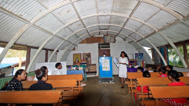 Seorang guru mengajar anak-anak dalam kegiatan sekolah Minggu di Gereja kristen Indonesia (GKI) Bukit Zaitun Skyland Kota, Jayapura, Papua, Minggu (14/8/2022). [ANTARA FOTO/Gusti Tanati/app/tom]