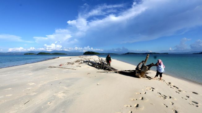 Wisatawan mengunjungi Pulau Bugisa di Kecamatan Ponelo Kepulauan, Kabupaten Gorontalo Utara, Gorontalo, Jumat (12/8/22). [ANTARA FOTO/Adiwinata Solihin/rwa]