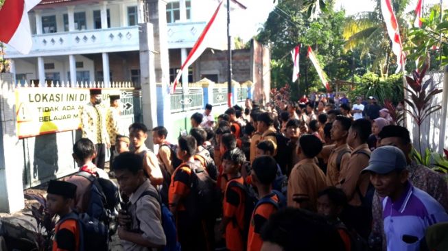 Gedung sekolah di Banyuwangi disegel. [Suaraindonesia.co.id]