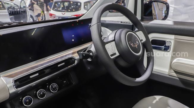 Interior bagian dalam mobil listrik Wuling Air Ev yang dipamerkan pada ajang pameran otomotif Gaikindo Indonesia International Auto Show (GIIAS) 2022 di Indonesia Convention Exhibition (ICE) BSD, Serpong, Tangerang, Banten, Sabtu (13/8/2022). [Suara.com/Alfian Winanto]