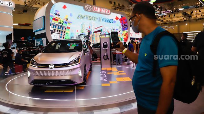 Pengunjung mengamati mobil listrik Daihatsu Ayla EV yang dipamerkan pada ajang pameran otomotif Gaikindo Indonesia International Auto Show (GIIAS) 2022 di Indonesia Convention Exhibition (ICE) BSD, Serpong, Tangerang, Banten, Sabtu (13/8/2022). [Suara.com/Alfian Winanto]