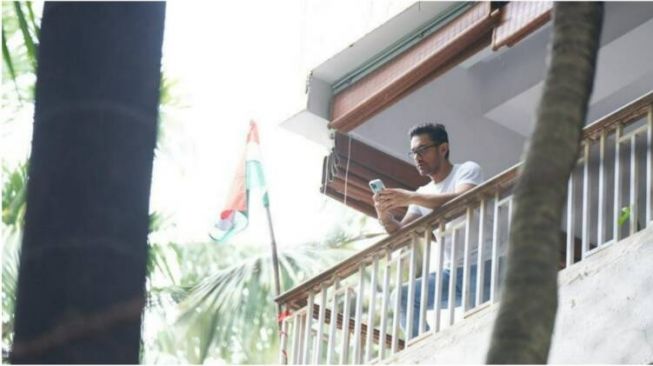 Aamir Khan pasang bendera India (The Indian Express)